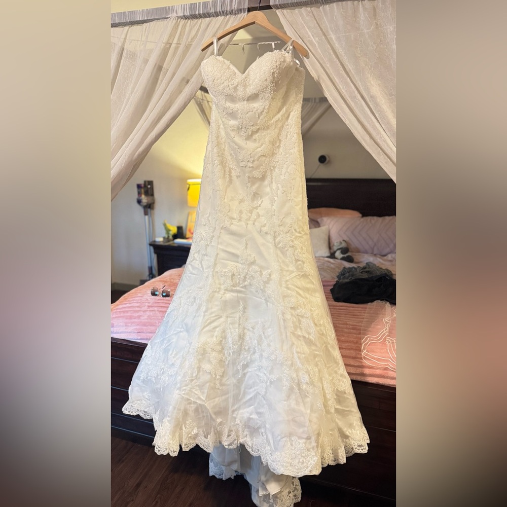 Chic Ivory Lace Bridal Gown